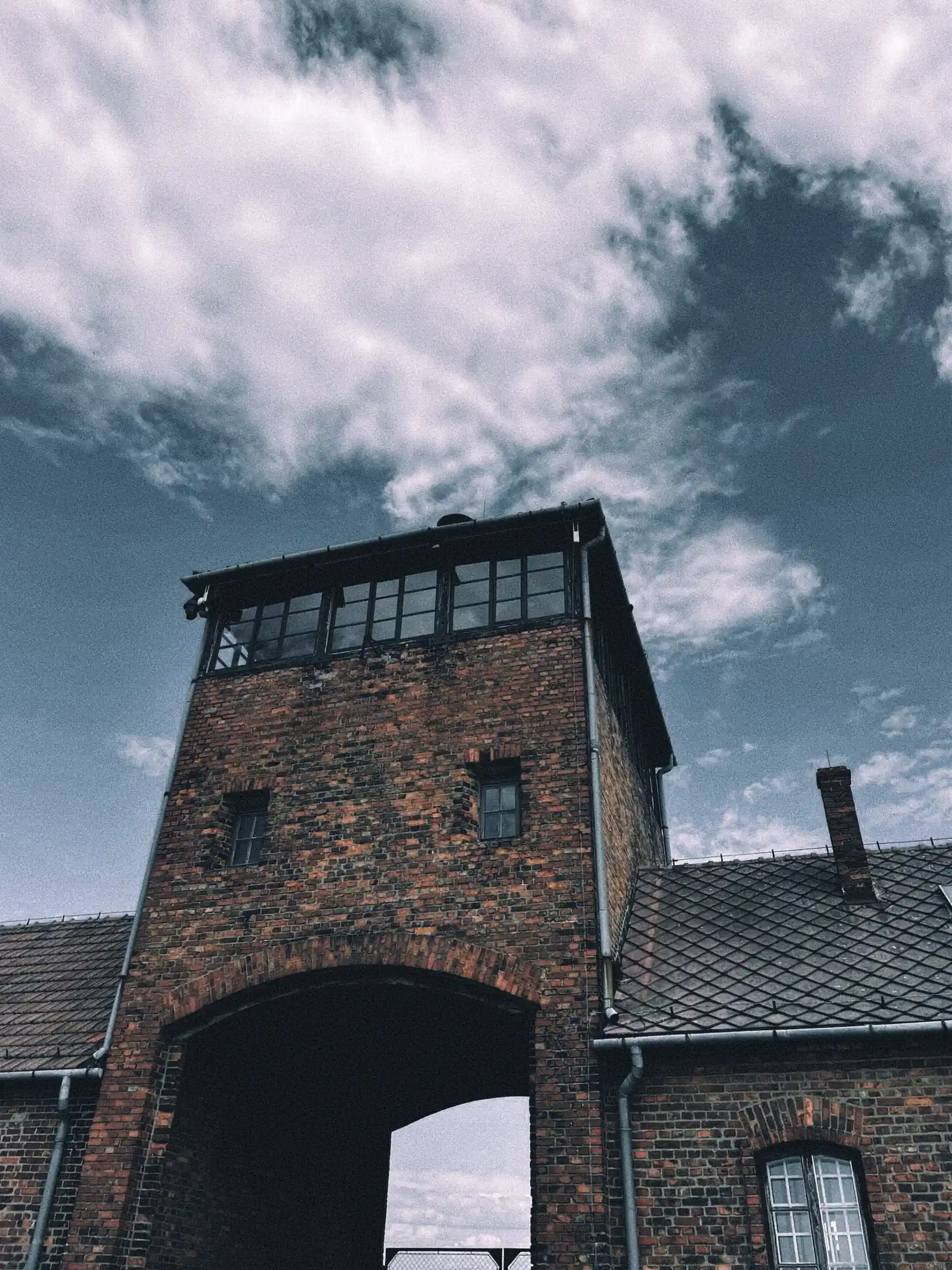 bâtiment d'entrée Aushwitz - contre plongée