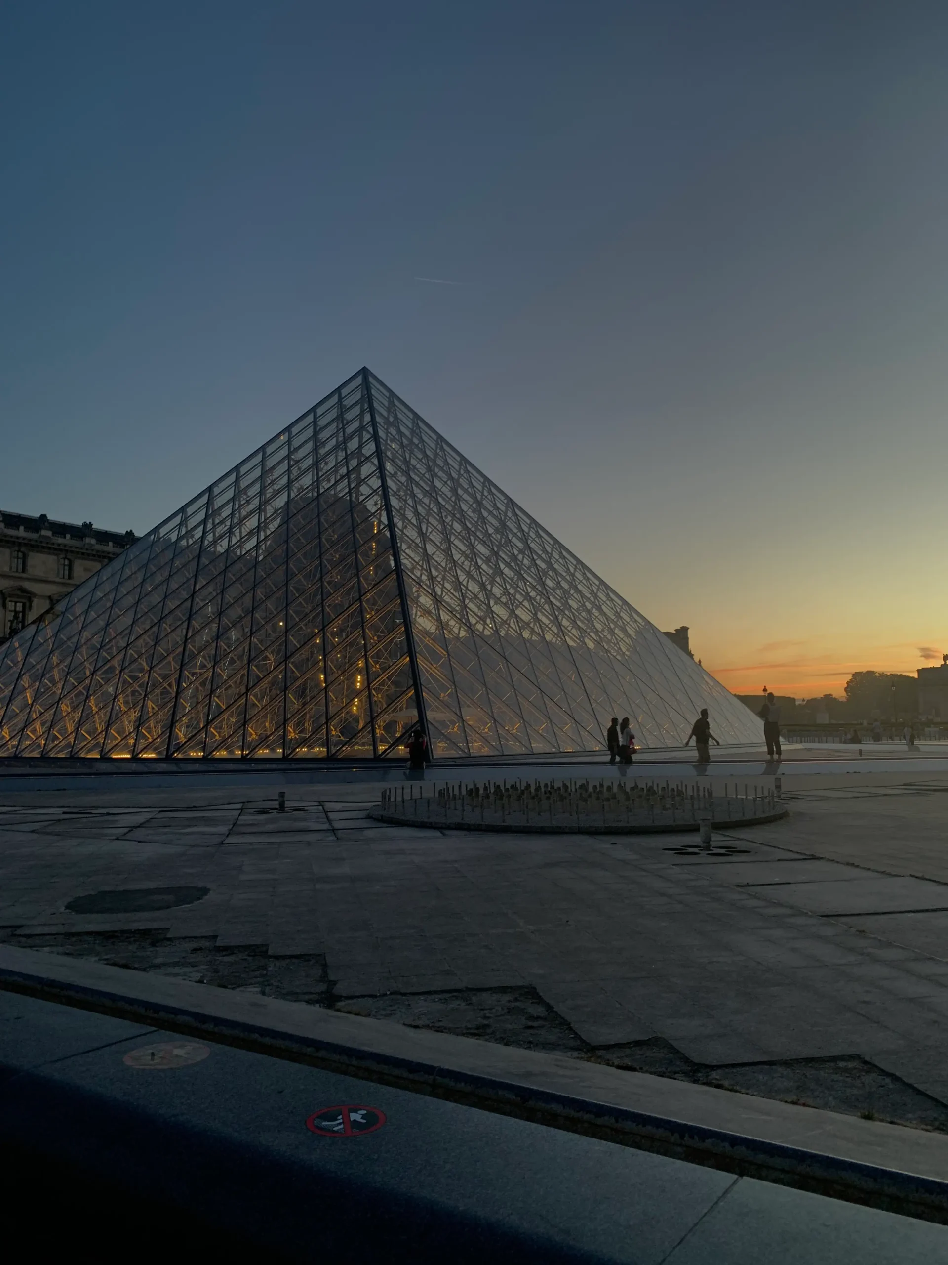 pyramide du Louvre sur un coucher de soleil - grand angle
